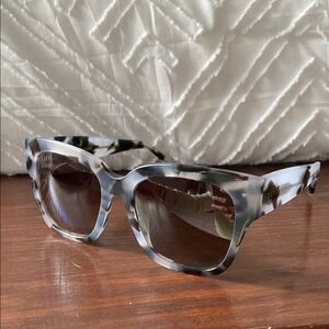 DIFF Eyewear Women's Black and Gray Polarized Sunglasses - Bella II